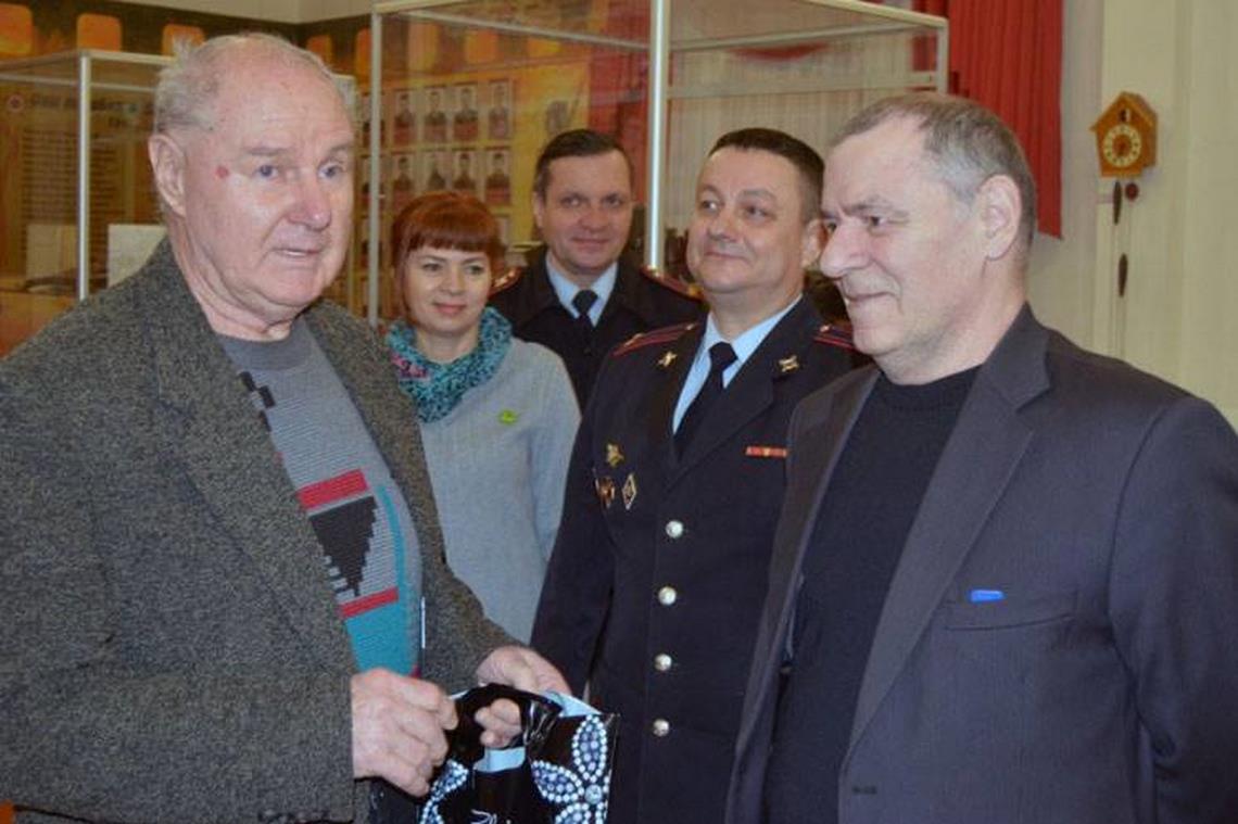 Полковник – полковнику. В Магнитогорске ветераны и полицейские поздравили бывшего коллегу с 39-летним стажем
