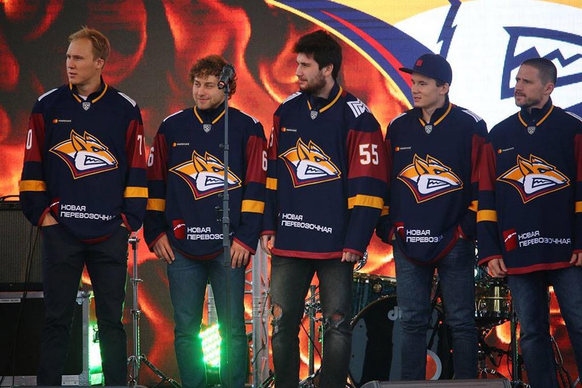 Команда «Братьев по огню». Хоккеисты «Металлурга» продемонстрировали фанатам новые свитера