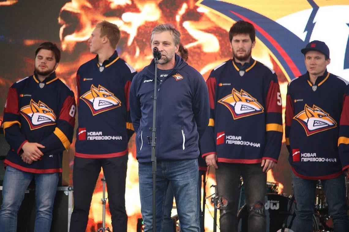 Команда «Братьев по огню». Хоккеисты «Металлурга» продемонстрировали фанатам новые свитера