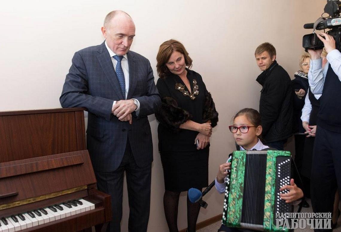 Магнитогорские дети удивили губернатора. Борис Дубровский послушал музыку и принял подарки