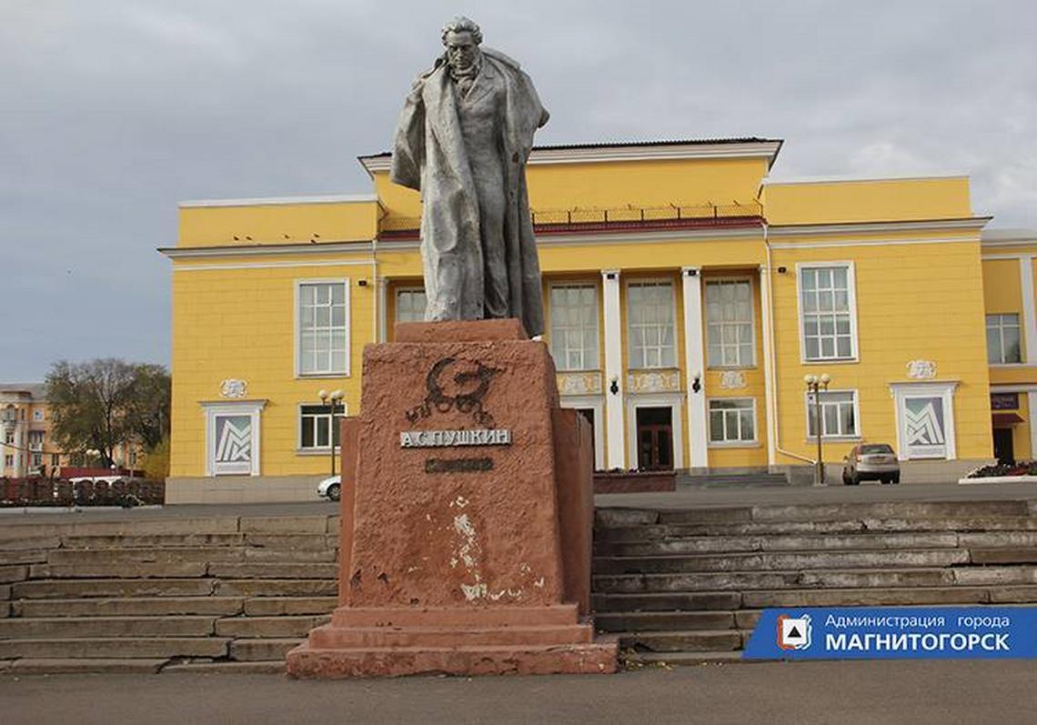 Пострадал и Пушкин. В Магнитогорске вандалы не смогли пройти мимо памятника поэту