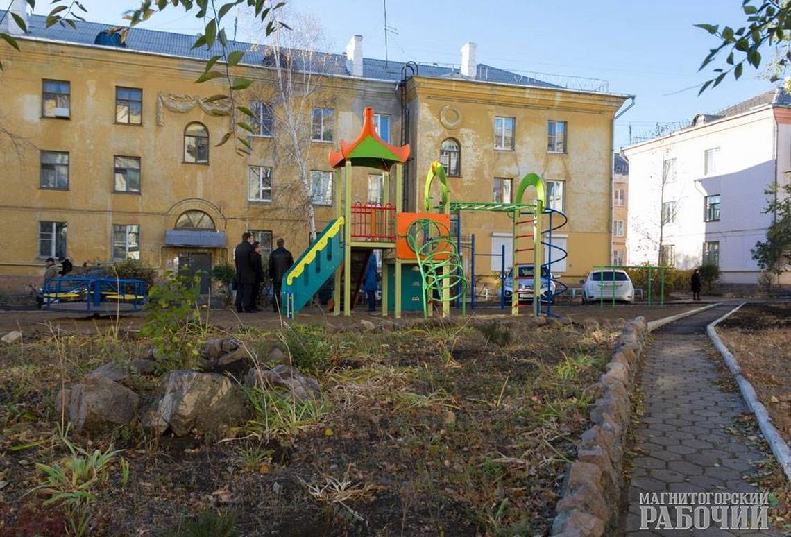 Последние штрихи благоустройства. В Магнитогорске привели в порядок двор в Ленинском районе