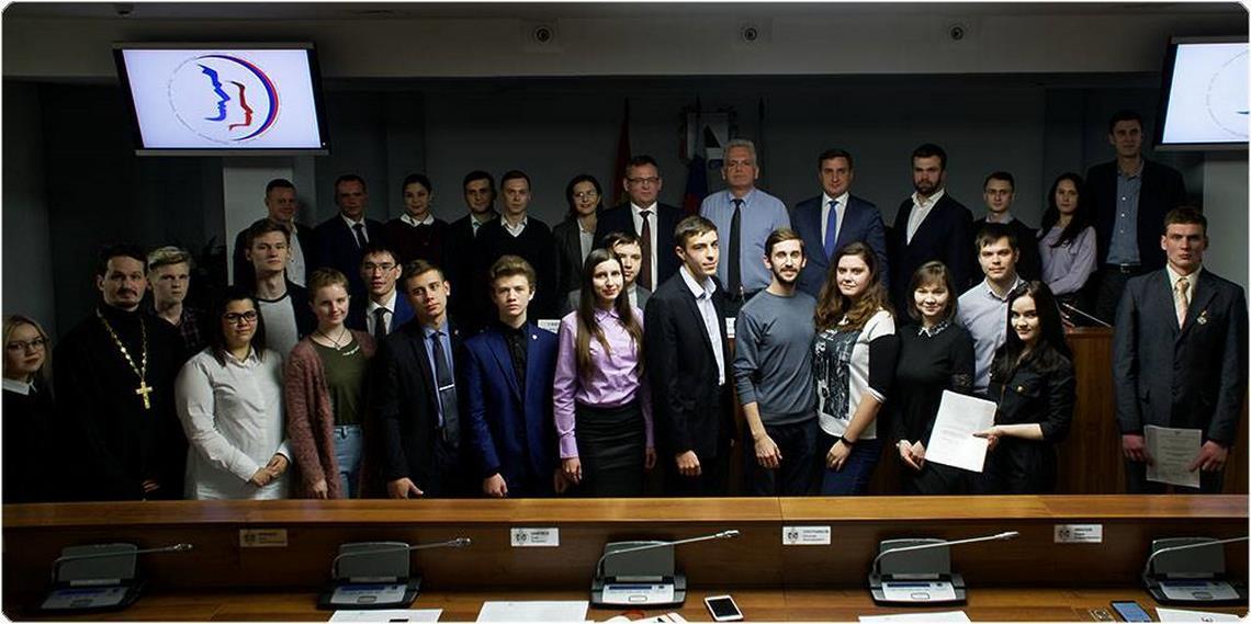 С новым лидером и в новом составе. В Магнитогорске обновилась Общественная молодежная палата