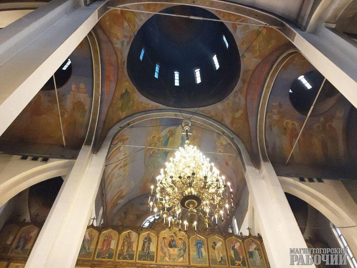 Свечи, слезы и молитвы. В Магнитогорске на 9-й день после трагедии вспомнили погибших