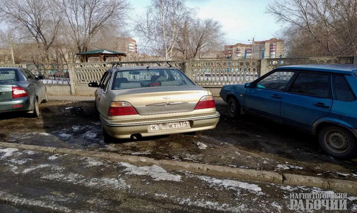 Взялись за нарушителей. В Магнитогорске оштрафовали 18 любителей парковаться на газонах