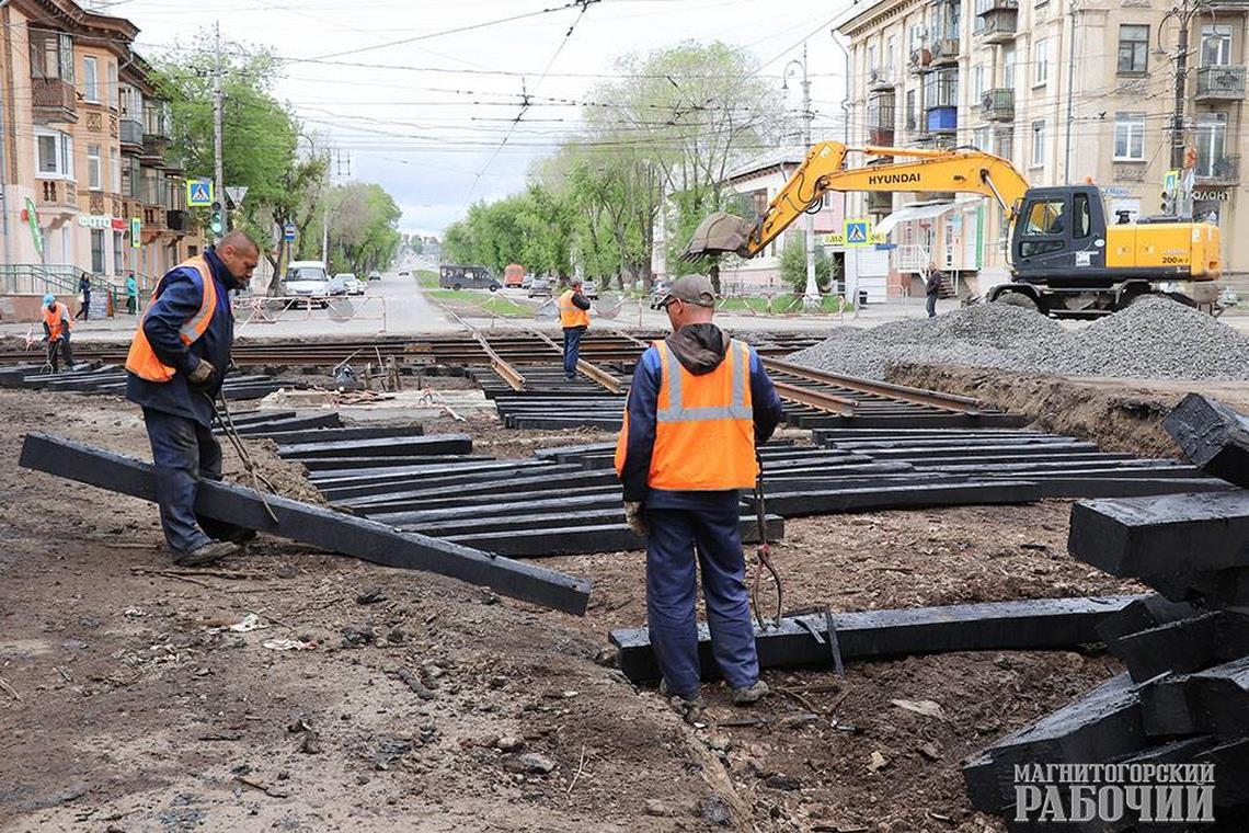 Капитально. В Магнитогорске ремонтируют трамвайную линию по улице Комсомольской 