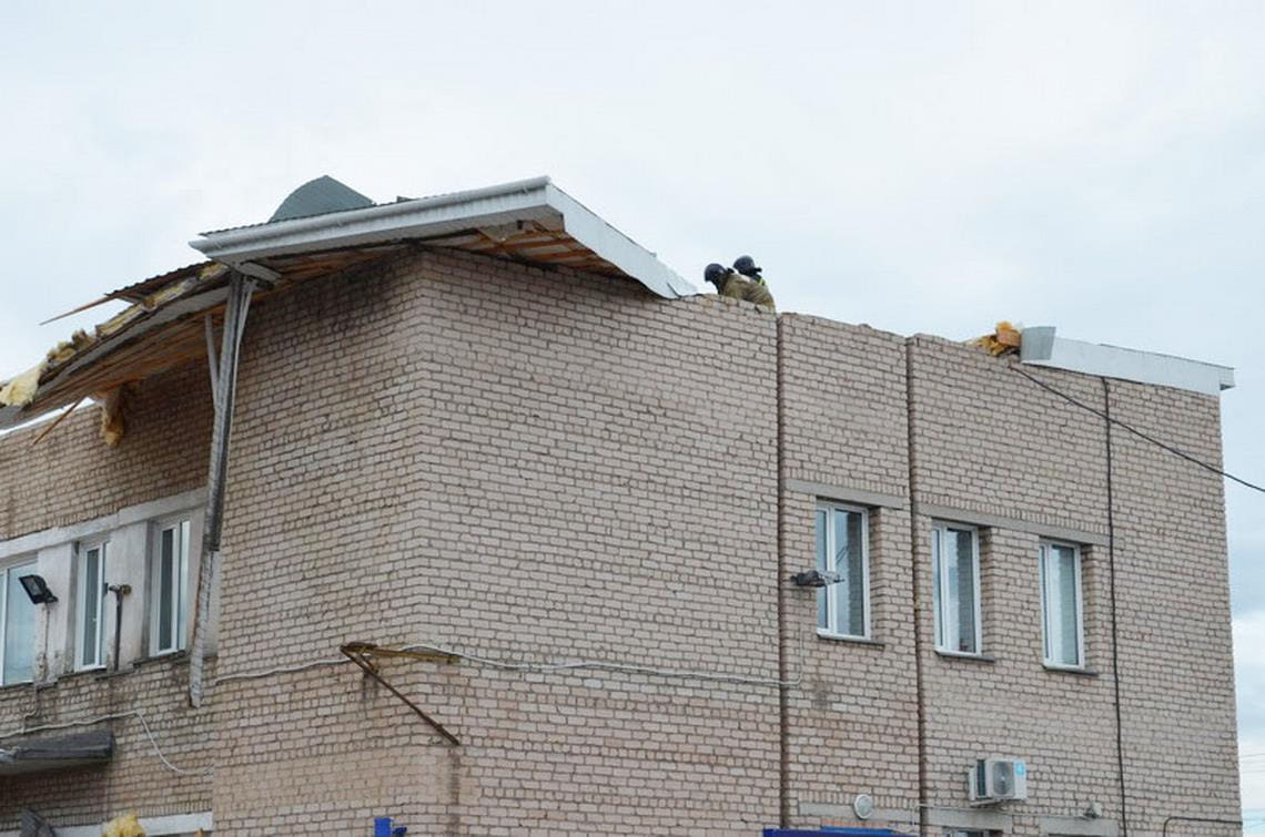 Снесло крышу. В Магнитогорске «Почта России» пострадала от ветра