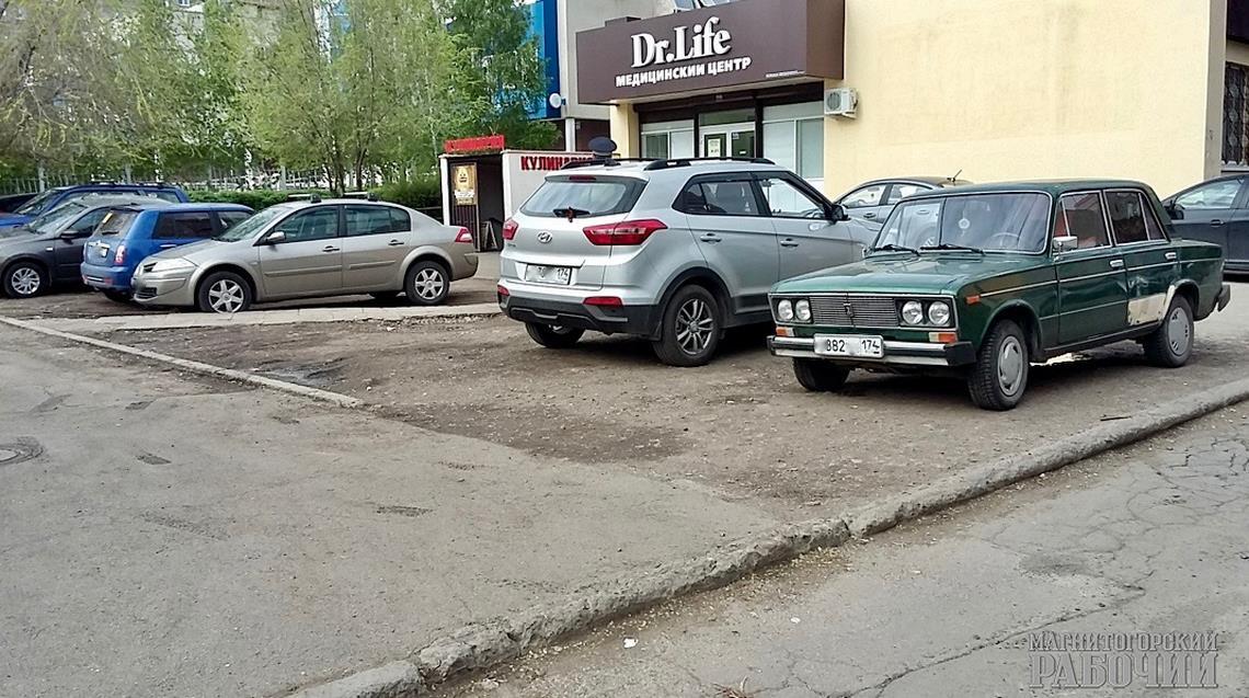 Поплатился за парковку на газоне. В Магнитогорске штрафуют нарушителей благоустройства