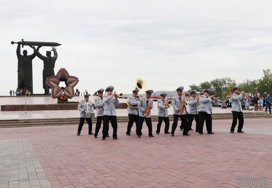 147 военных музыкантов. В день города магнитогорцы встречали дефиле военных оркестров
