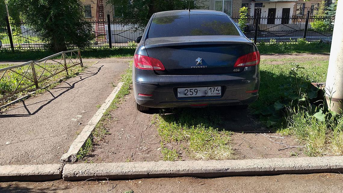 Восемь тысяч за восемь нарушений. Автомобилистов в Магнитогорске оштрафовали за парковку