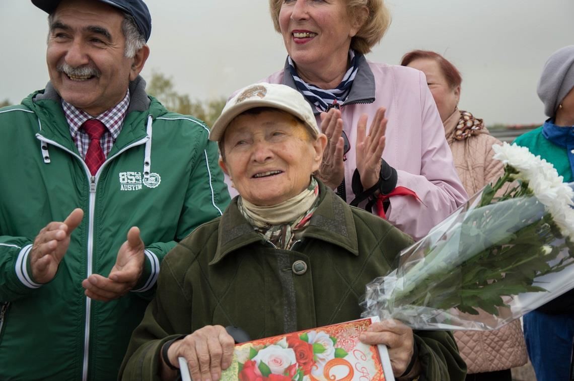 90 лет не только Магнитогорску. Клуб скандинавской ходьбы поздравил свою участницу с солидным юбилеем