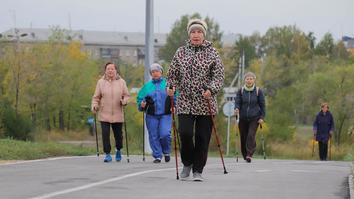 90 лет не только Магнитогорску. Клуб скандинавской ходьбы поздравил свою участницу с солидным юбилеем