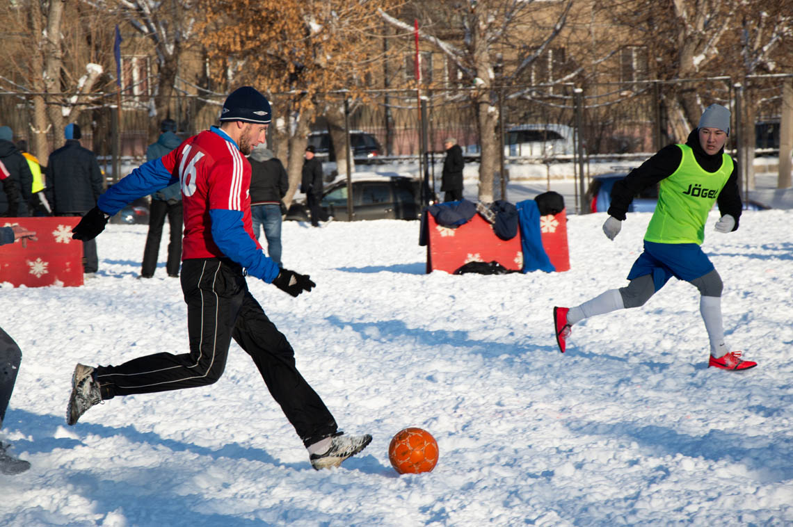 Зима – не повод вешать бутсы на гвоздь. В Магнитогорске стартовал традиционный турнир по мини-футболу «Снежный мяч»