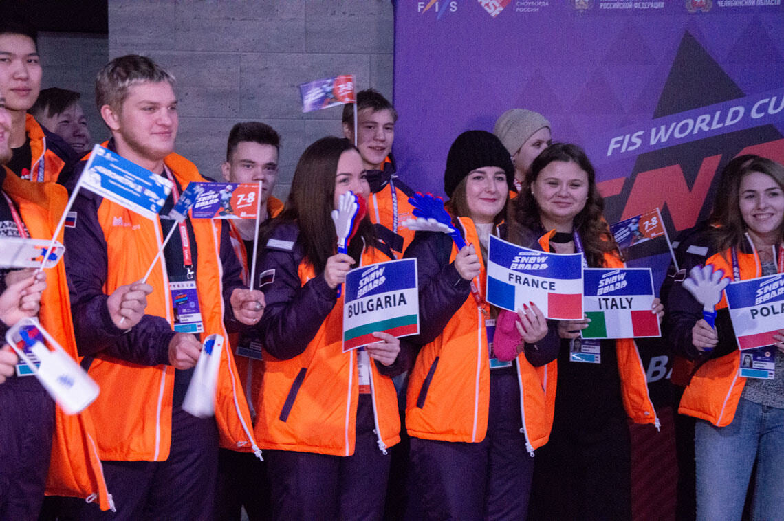 Готовы побороться с русскими. В Магнитогорске встретили сноубордистов из Европы