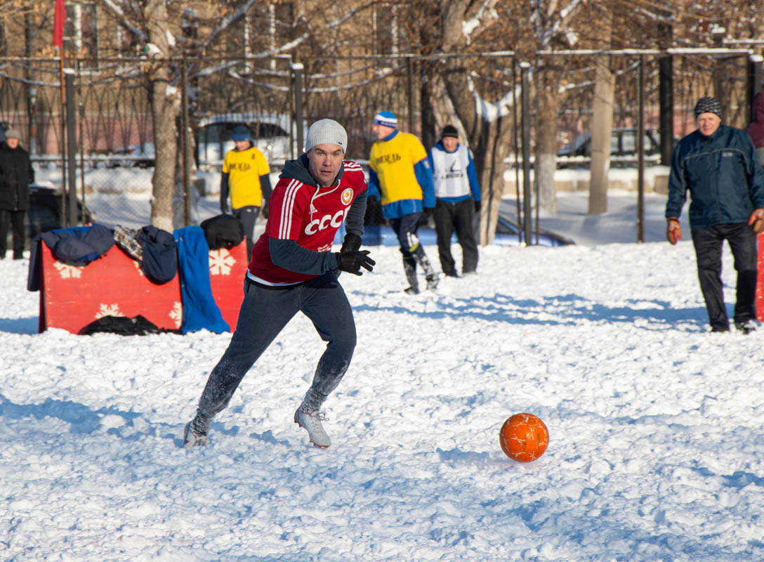 Зима – не повод вешать бутсы на гвоздь. В Магнитогорске стартовал традиционный турнир по мини-футболу «Снежный мяч»