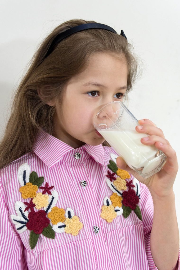 Каждому младшекласснику Магнитки – по стакану молока. Вкусный и бесплатный бонус ждет учеников уже после зимних каникул