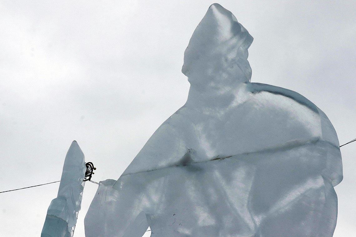 Погода в плюс - городки в минус. В Магнитогорске могут закрыть вход на ледовые развлечения