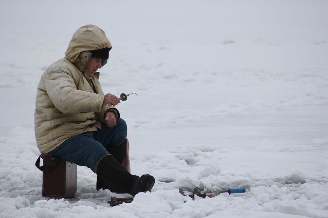 Выходить на лед можно, но осторожно. Теплая погода подстегивает рыболовов расчехлять удочки