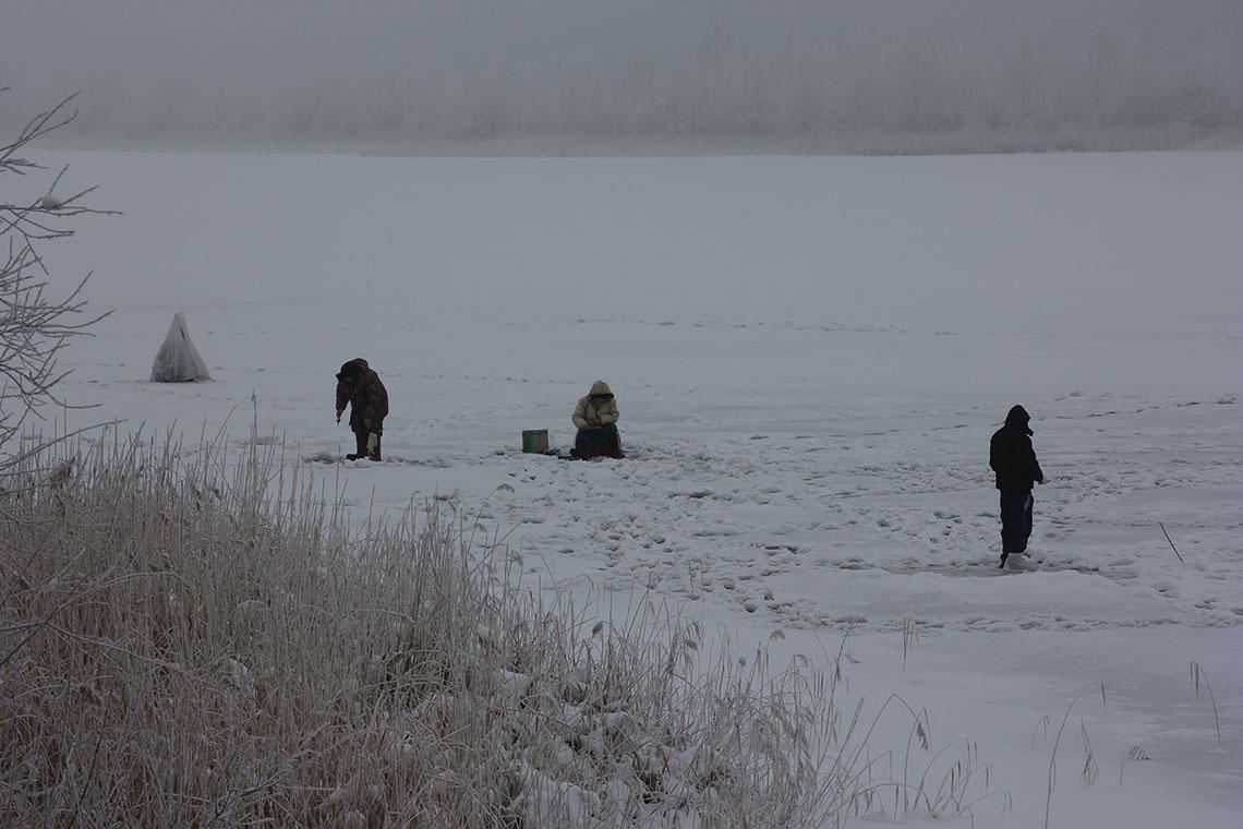 Выходить на лед можно, но осторожно. Теплая погода подстегивает рыболовов расчехлять удочки