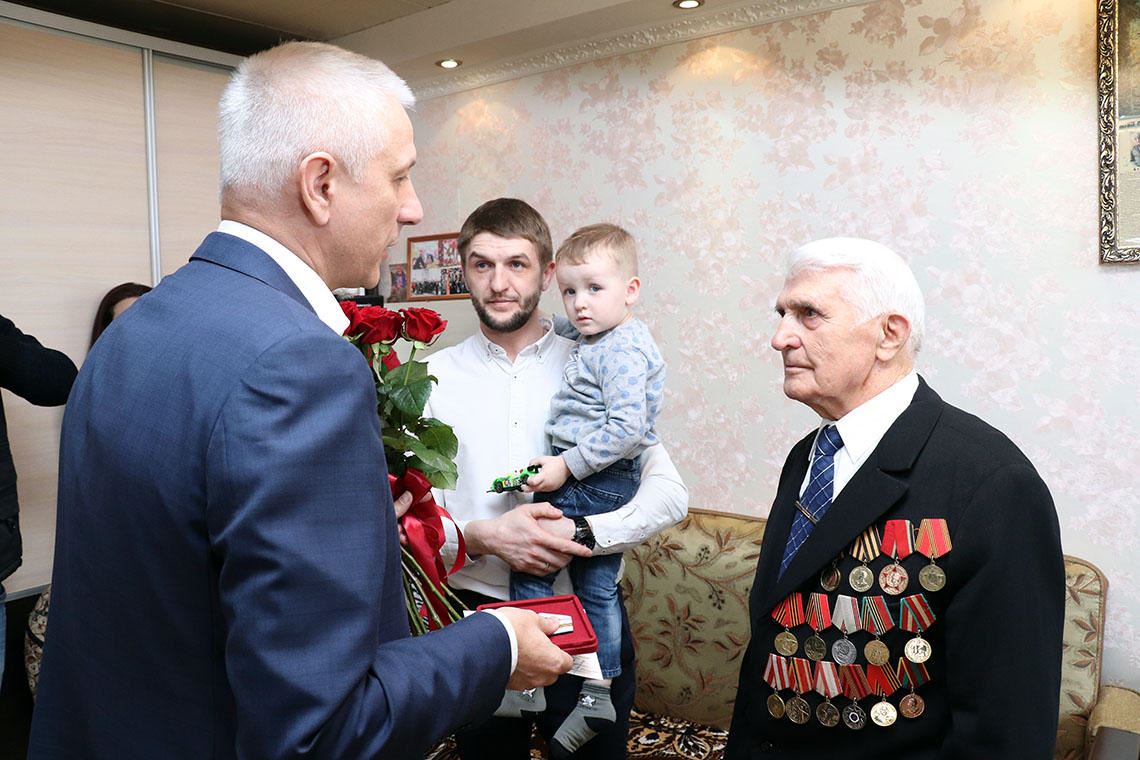 92 года в строю. Глава города вручил заслуженную медаль ветерану Великой отечественной войны