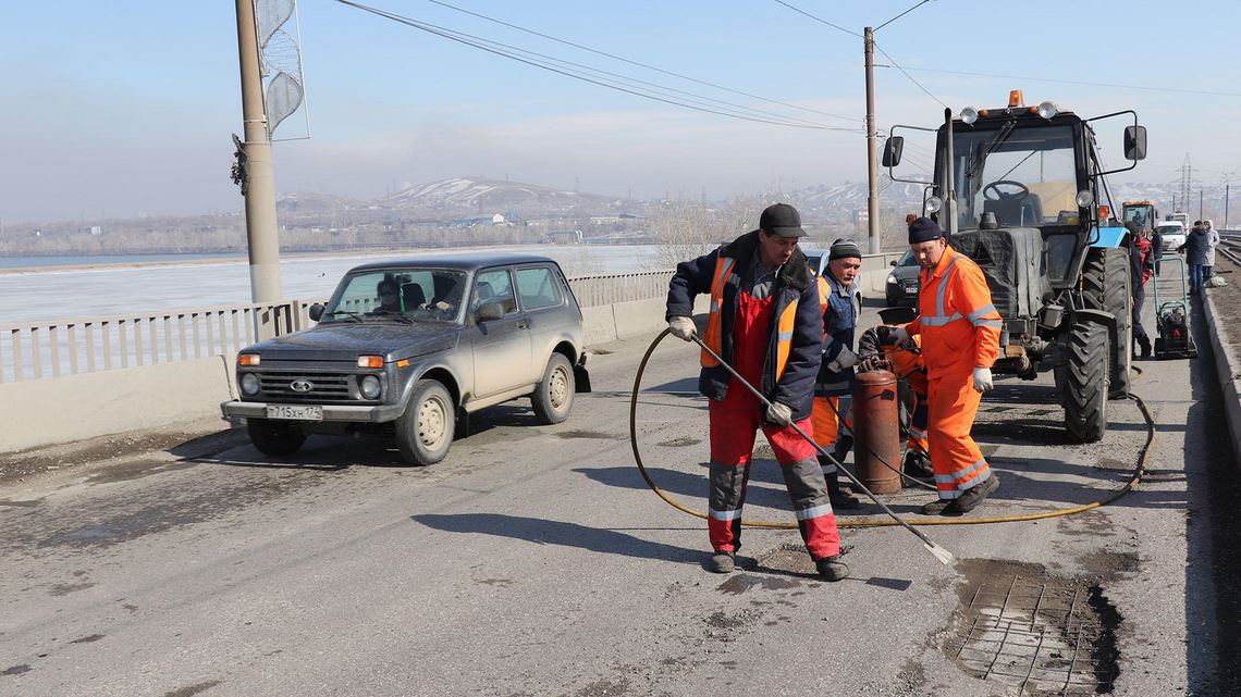 фото рабочие устраняют ямы на дорогах Магнитогорска