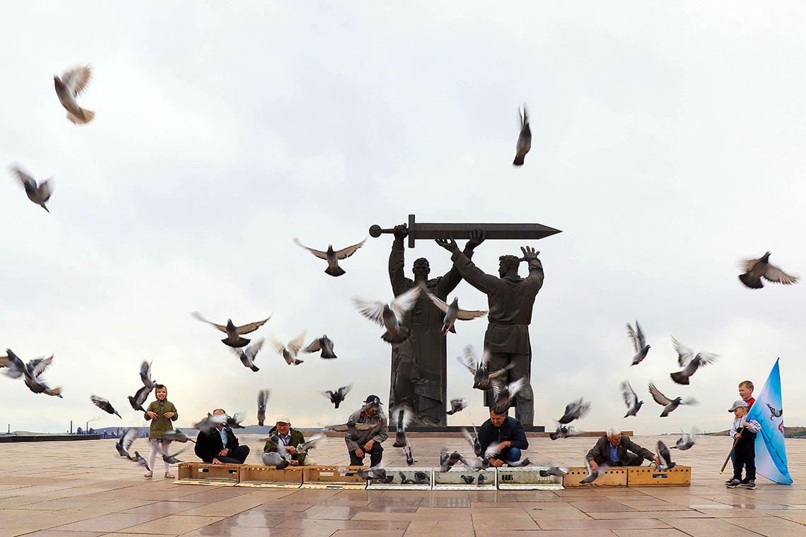 Крылатые связисты. Над Магнитогорском взмыли больше сотни голубей