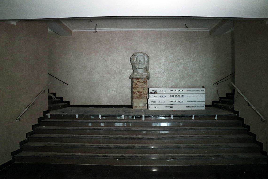 фото ремонт в здании драмтеатра имени  Пушкина