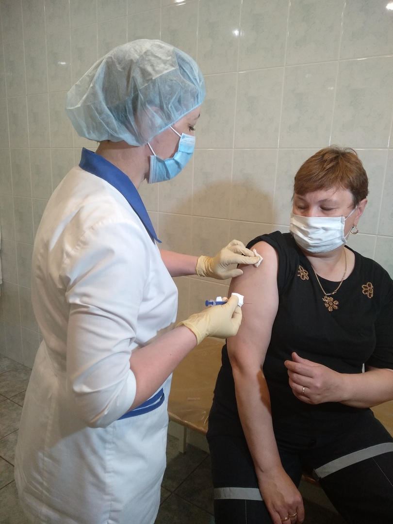 До середины октября. На здравпунктах медсанчасти вакцинируют работников ПАО «ММК» против клещевого энцефалита