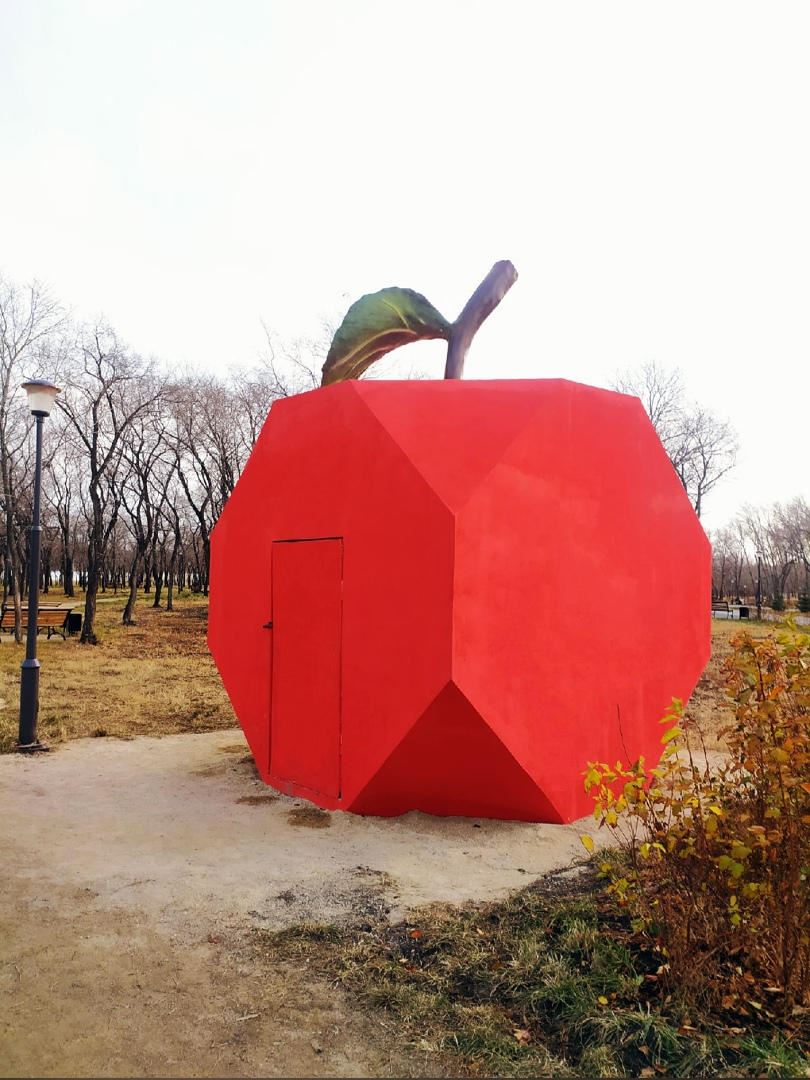 Яблочный кубизм. В парке у Вечного огня появился новый арт-объект