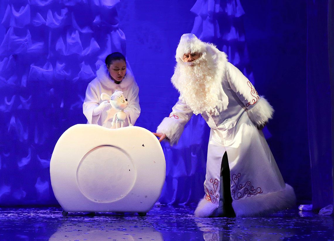 Подарок для Снегурочки. Театр "Буратино" удивляет новогодней сказкой