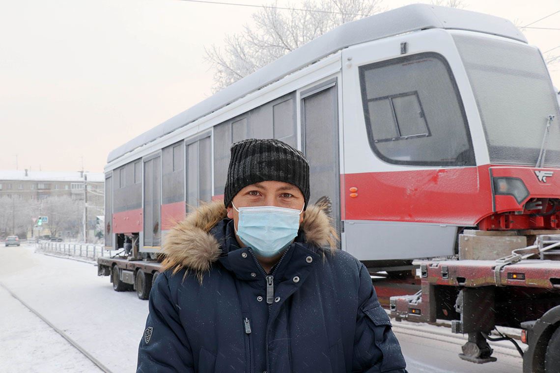 Вагончик тронется… Магнитогорские журналисты побывали на разгрузке нового трамвая.