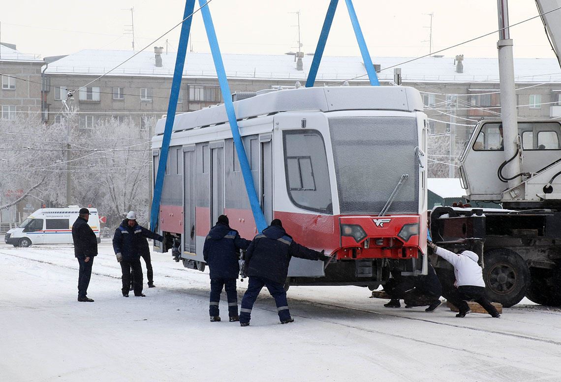 Вагончик тронется… Магнитогорские журналисты побывали на разгрузке нового трамвая.