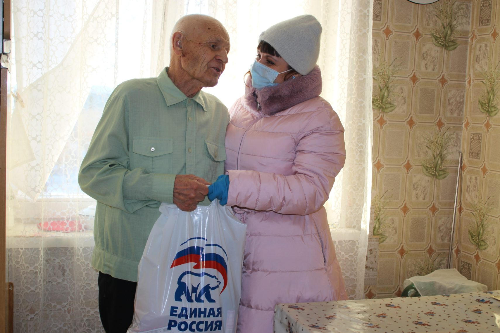 Добро повсюду. В Магнитогорске активисты и депутаты дарят праздник медикам, детям и ветеранам войны