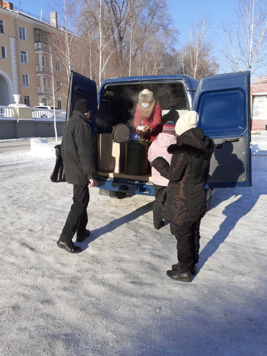 Мобильное «Милосердие». По Магнитогорску курсирует автобус с горячими обедами для бездомных