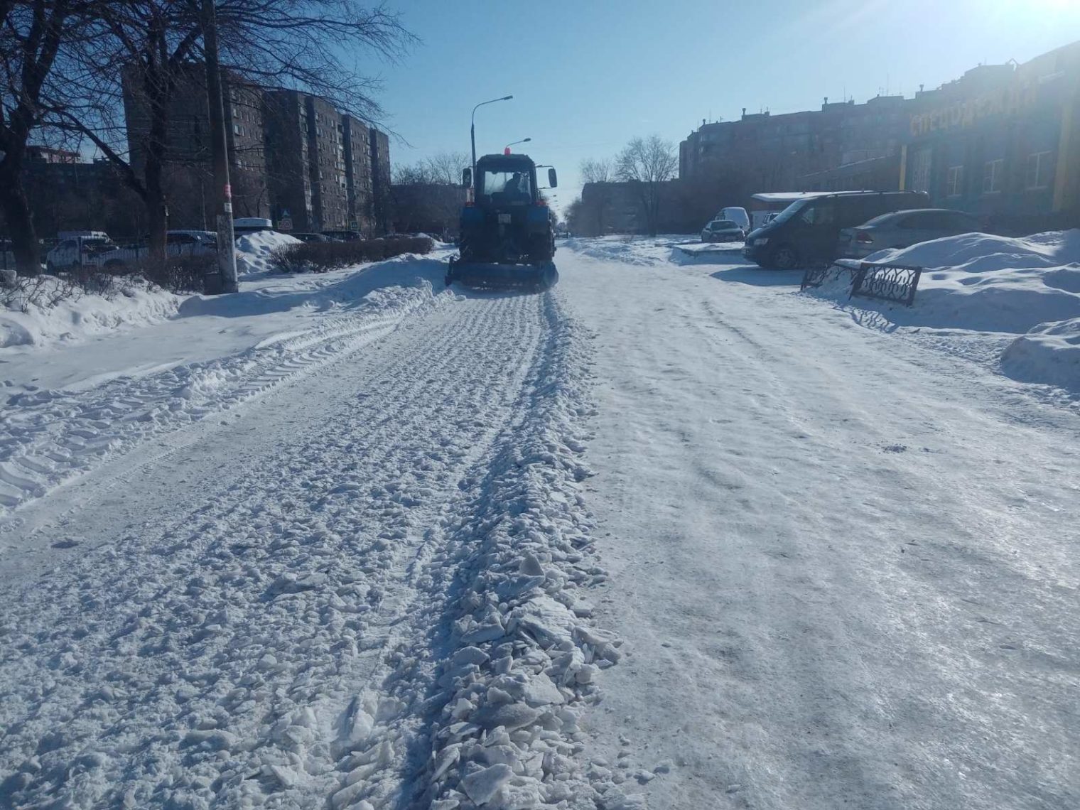 В Магнитогорске тротуары очищают с помощью нового оборудования