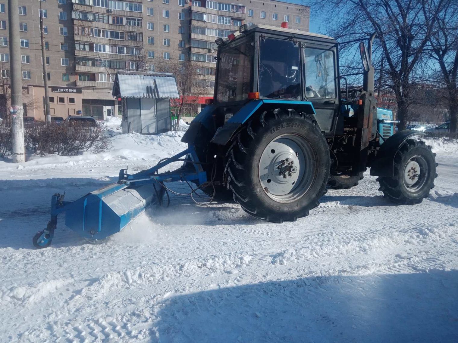 В Магнитогорске тротуары очищают с помощью нового оборудования