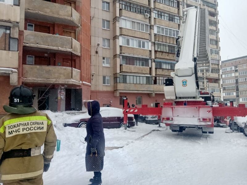 В 16-этажном доме на проспекте Ленина борются с серьёзным пожаром