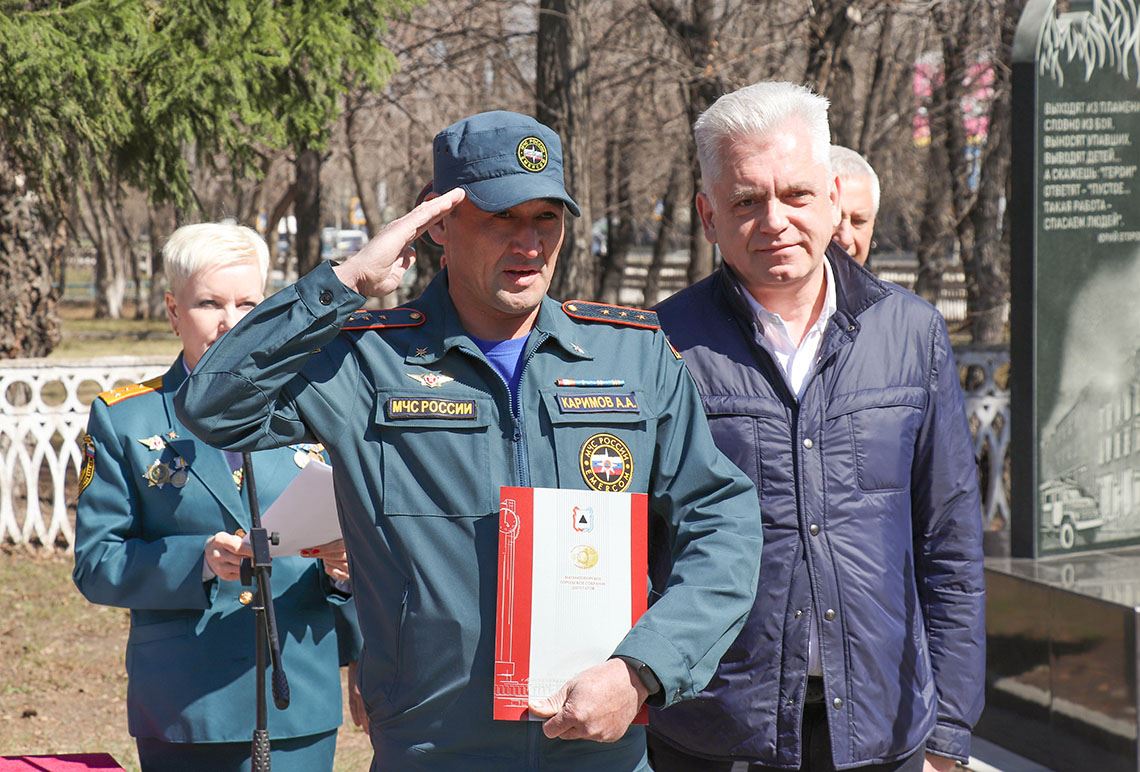 Герои наших дней. Пожарных поздравили первые лица Магнитогорска