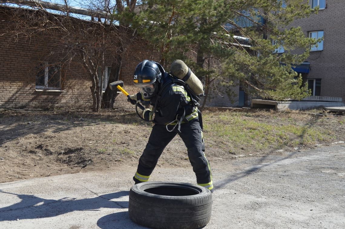 Проверка на выносливость. Соревнования по пожарному кроссфиту прошли в Магнитогорске