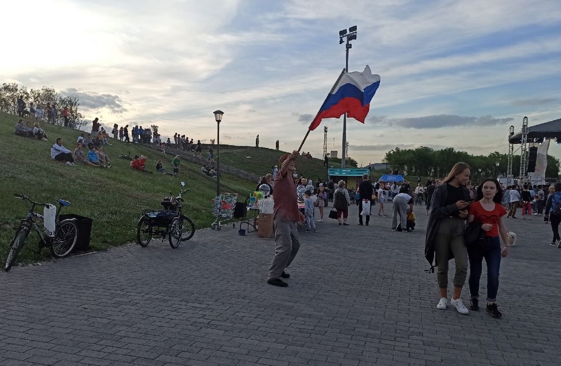 Танцы, песни и салют. Как Магнитогорск отметил День России