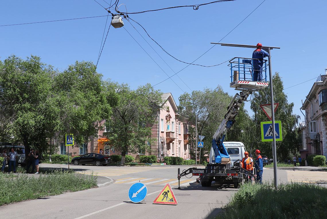 Да будет свет! В Магнитогорске устанавливают новое освещение для пешеходных переходов