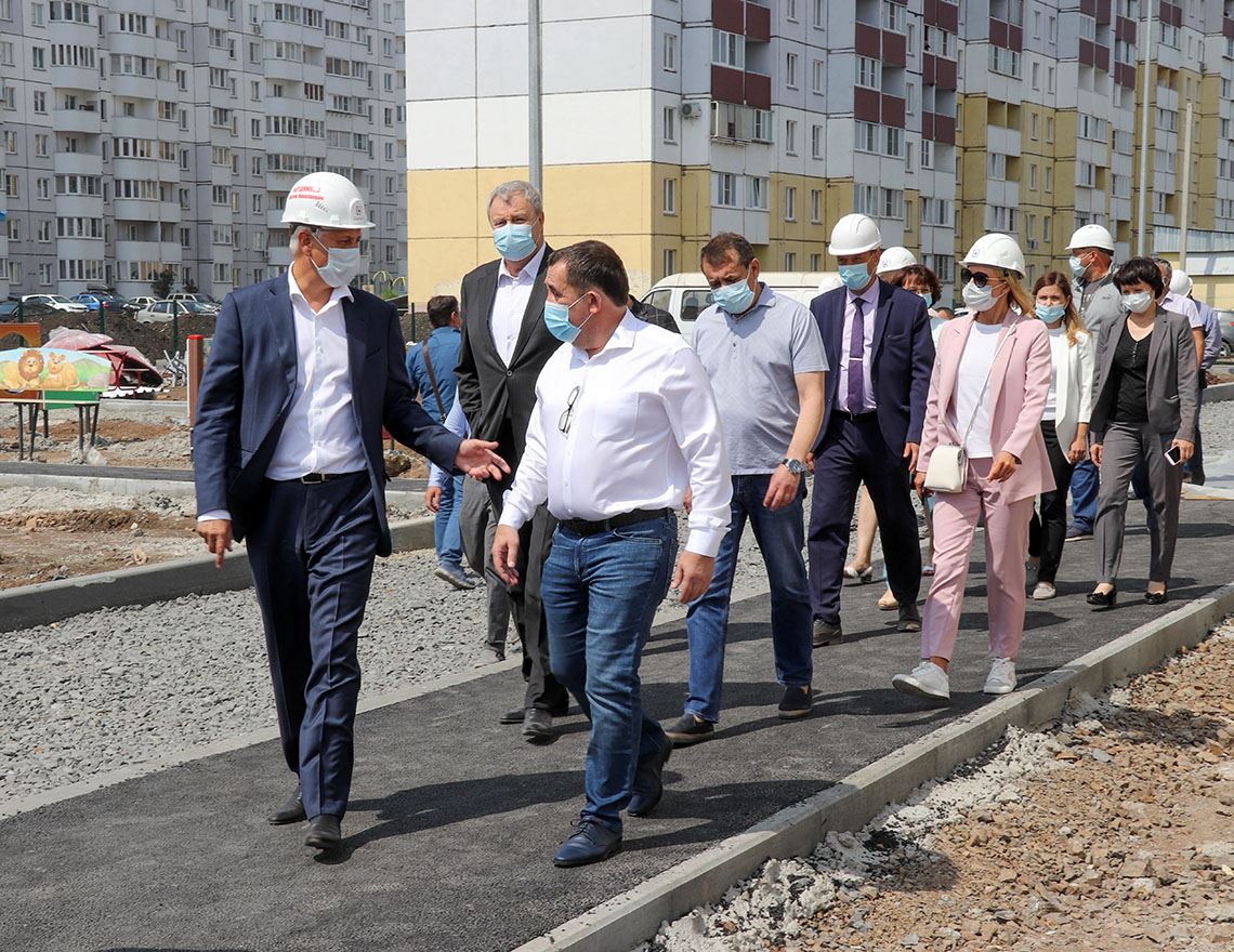 Деньги – активным. Глава города Сергей Бердников и депутат Госдумы Виталий Бахметьев посетили стройплощадки социально значимых объектов.
