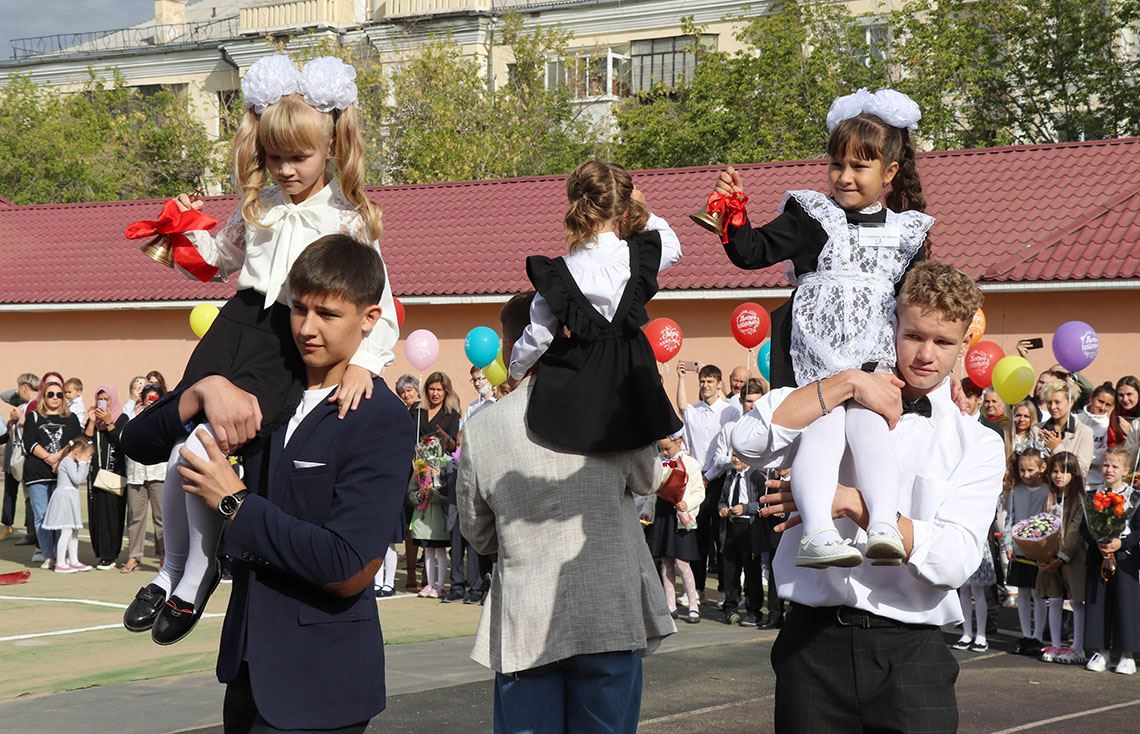 В добрый путь! 1 сентября на линейки в Магнитогорске вышли 1, 5 и 11 классы