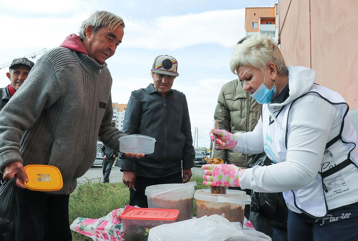 Кормим и помогаем. Раздача бесплатной еды для нуждающихся прошла в Магнитогорске