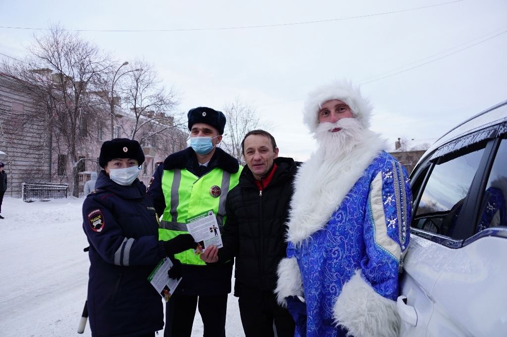 Новогодний сюрприз. Полицейский Дед Мороз дарит подарки