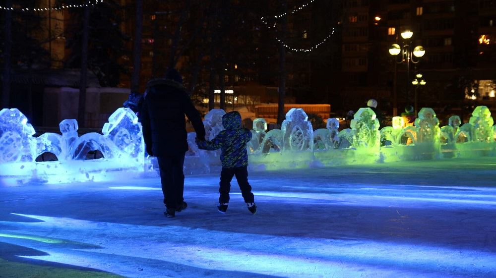 Добро пожаловать в сказку! Ледовый городок открылся на площади Народных гуляний в Магнитогорске