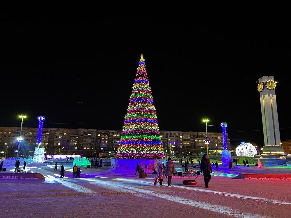Добро пожаловать в сказку! Ледовый городок открылся на площади Народных гуляний в Магнитогорске