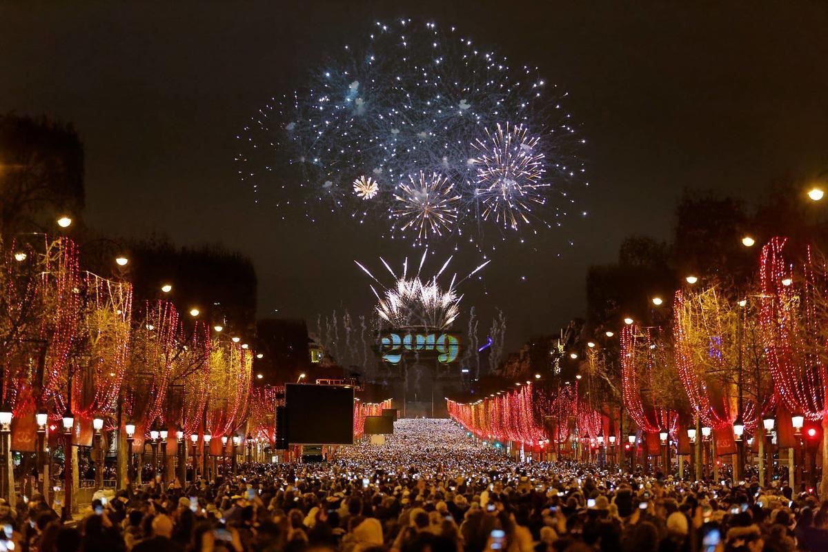 Фуа-гра и поцелуи. Как празднуют Новый год во Франции*