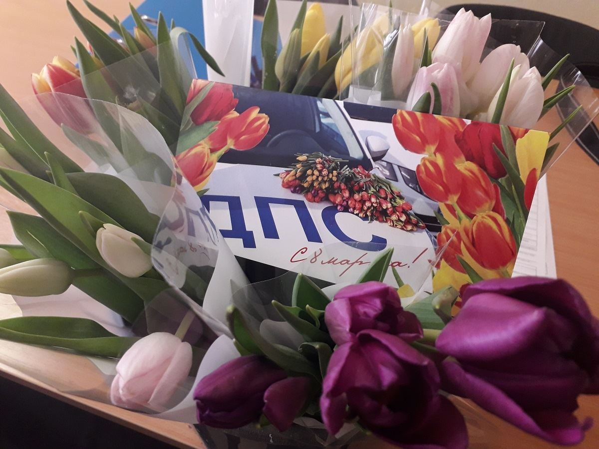 Цветы для автоледи! Инспекторы ГИБДД в Магнитогорске необычно поздравили женщин