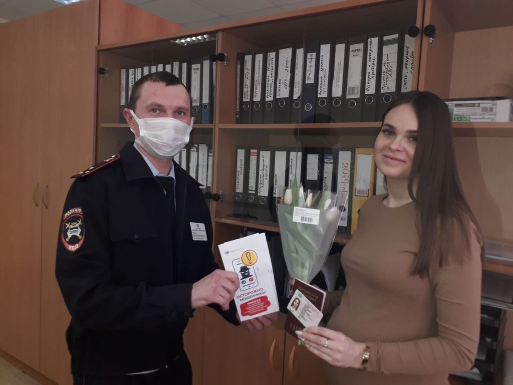 Цветы для автоледи! Инспекторы ГИБДД в Магнитогорске необычно поздравили женщин